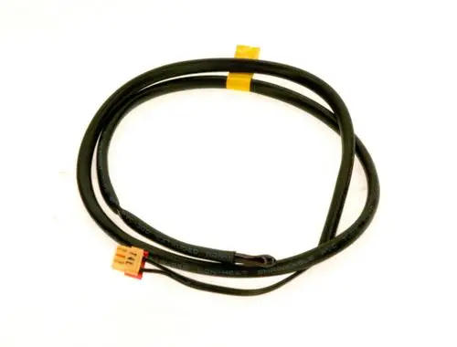 Schwarzes Kabel mit einem Stecker, das für Temperaturfühler verwendet wird, möglicherweise von Bosch, um Temperaturmessungen vorzunehmen.